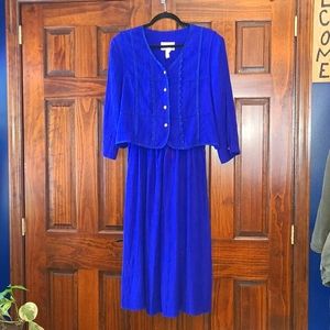 USA made Vintage women's dress size 14P with beautiful details.